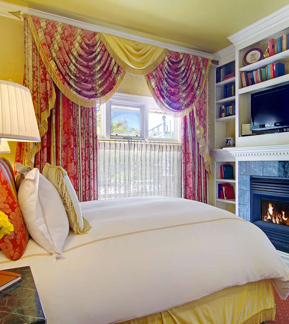 RELAX  AND FEEL LIKE ROYALTY IN AN ELEGANT SUITE