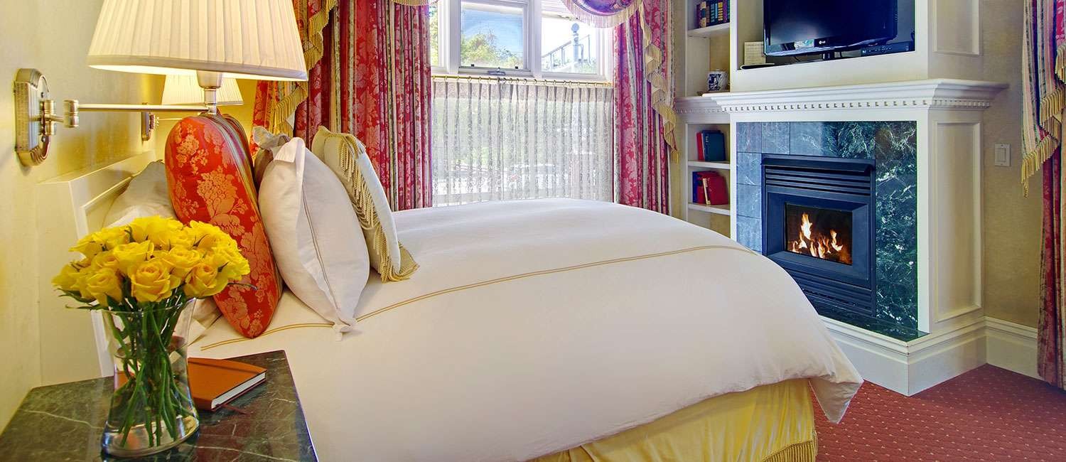 RELAX  AND FEEL LIKE ROYALTY IN AN ELEGANT SUITE